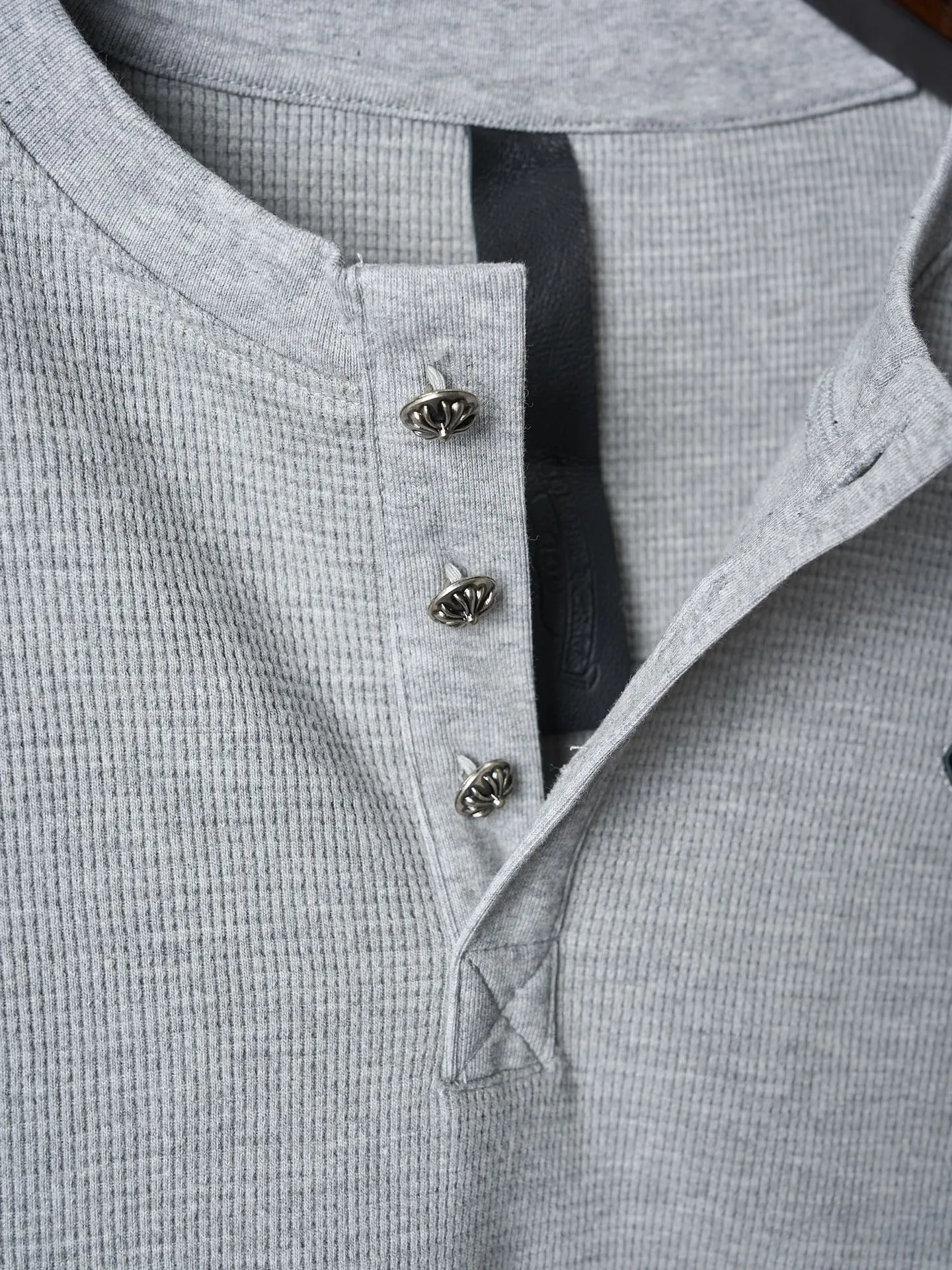 P340 Actual hanging auction] Chrome Hearts/Chrome Hearts Waffle Cross Leather Appliqué Silver Button Long Sleeves [Ready Stock] S M L XL Customized pure cotton waffle fabric with fine texture, soft and moist, based on fog gray, comes with a soft light filter. With the Chrome Hearts Cross leather decoration on the chest, the tough edges of the leather pierce the softness of the gray. The hand-stitched logo buckle is like a miniature work of art, making it even more noble and elegant. The iron plate with the logo on the back sways slightly as the body swings, adding a sense of movement and vitality. It is unobtrusive but has an indescribable aura. It interprets the perfect blend of retro and luxury. It adopts imported machine appliqué embroidery technology and uses advanced computer control systems and precise mechanical components to realize the Chrome Hearts cross leather appliqué operation. It presents an embroidery effect with both clarity and three-dimensionality. The fabrics have been washed and have a better hand feel. They are not easy to deform, shrink or fade. Maintains long-lasting beauty with a loose fit